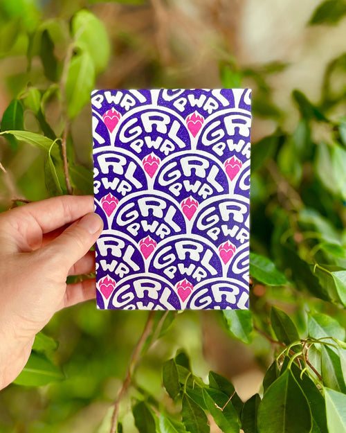 Girl Power Postkarte – handgedruckte Karte mit feministischem Muster